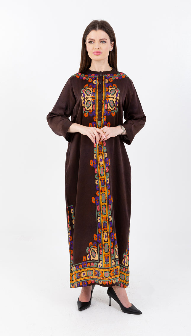 طقم قفطان من الساتان الكوبرو البني الداكن من سافيا مع وشاح مطابق 