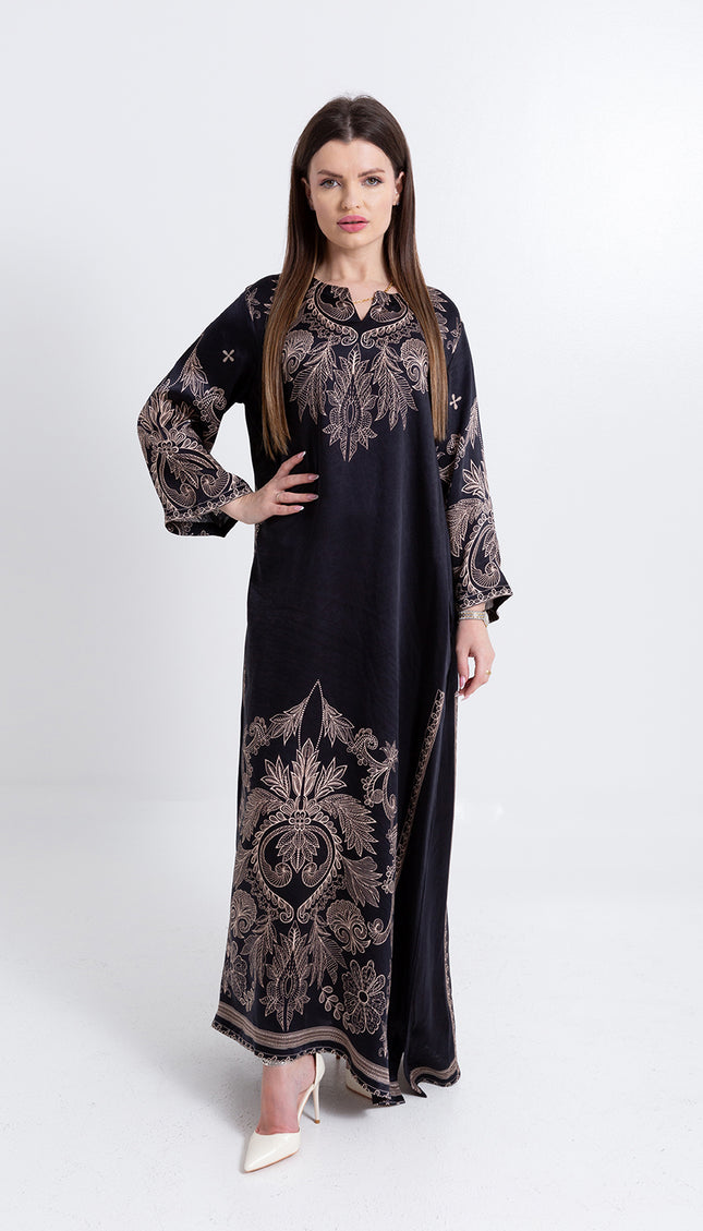 طقم قفطان نورا بلاك هيريتدج من الكوبرو الساتان مع وشاح مطابق 